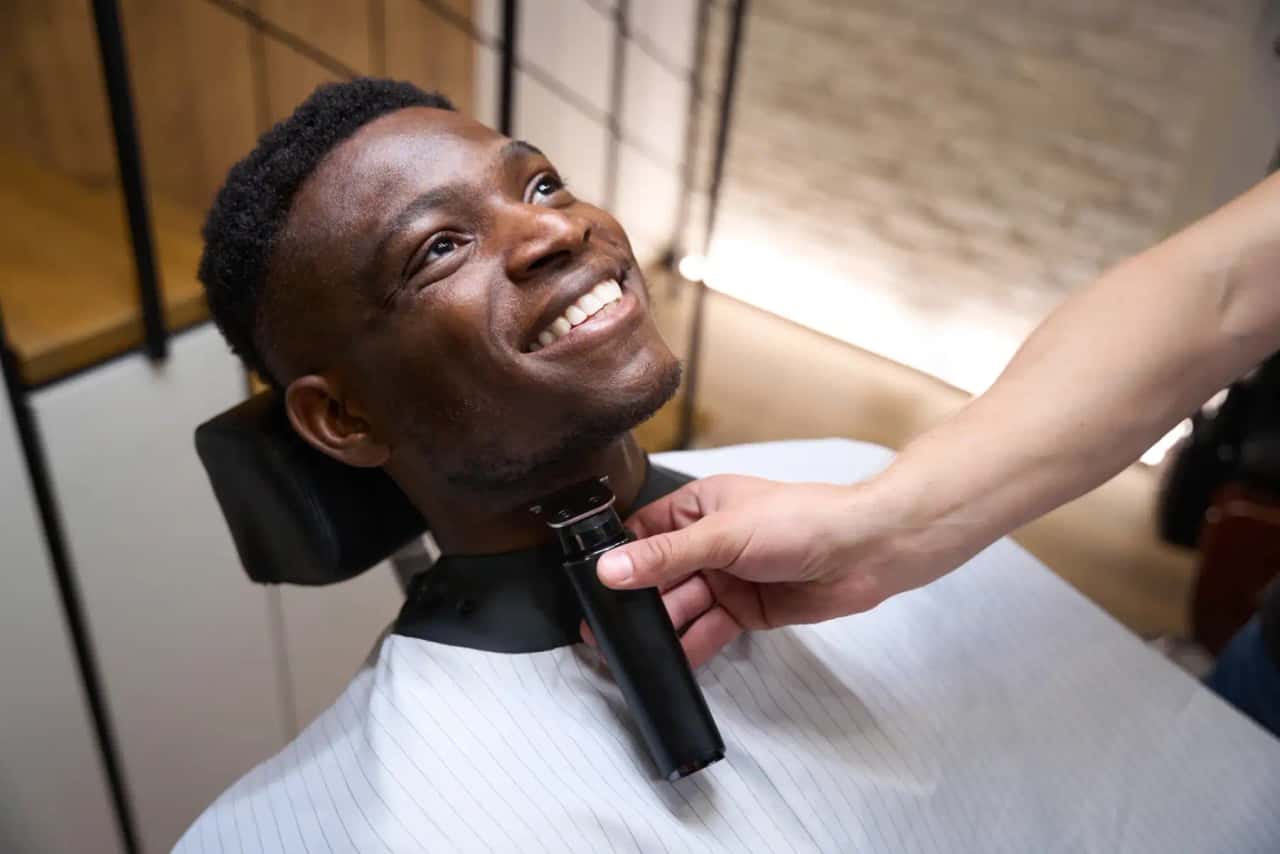 Client and artisan during a service appointment